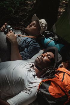 两个朋友在露营时于户外小憩，捕捉旅途中的宁静瞬间