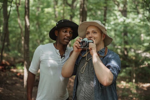 Teman Pria Multiras Terbaik Dengan Kamera Foto Berbicara Di Hutan