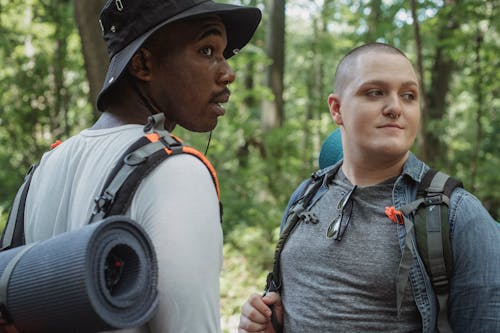 Junge Multiethnische Männliche Reisende, Die Im Wald Während Der Trekkingreise Stehen