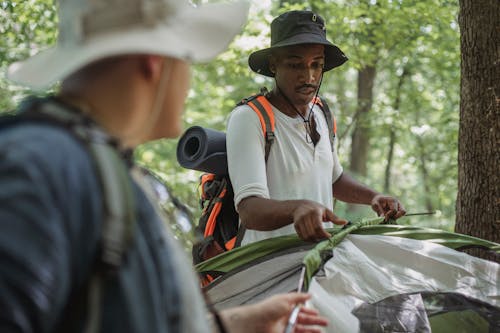 Junge Verschiedene Camper, Die Zelt Im Wald Aufbauen