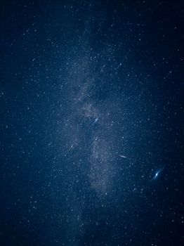 晴朗星空下银河系的迷人图像
