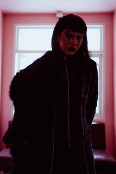 室内，一位穿着时尚服装的神秘女人引人注目，凸显了时尚与情感