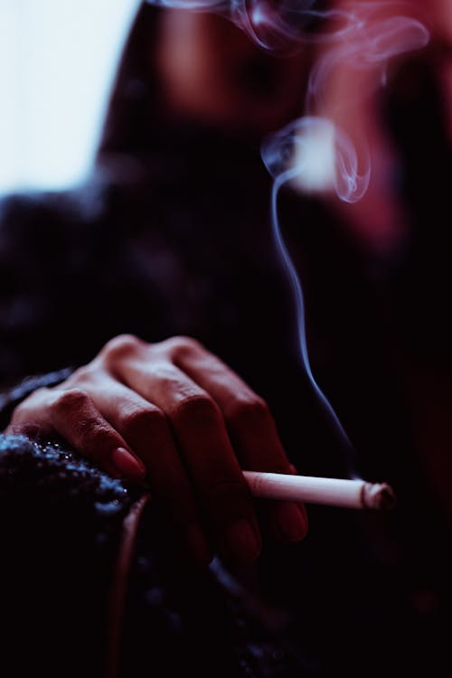 Gratis Wanita Tak Dikenal Dengan Rokok Di Tangan Foto Stok