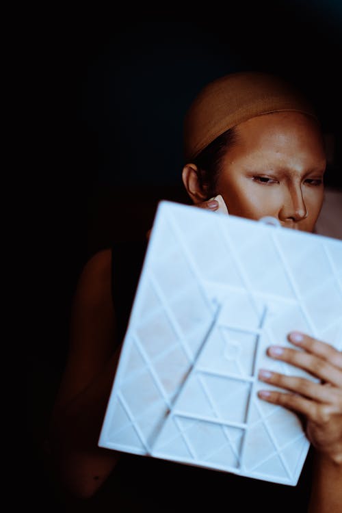 Kostenlos Asiatische Frau, Die Rouge Und Textmarker Auf Gesicht Ausbreitet Stock-Foto