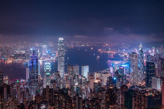夜间俯瞰香港，壮丽的天际线充满活力，灯火辉煌