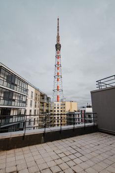 从城市屋顶望去，背景中有一座突出的广播塔