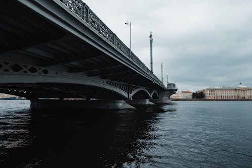 Jembatan Beton Abu Abu Di Atas Badan Air