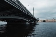 一座雄伟的钢桥横跨在宁静的河流之上，背景是历史建筑