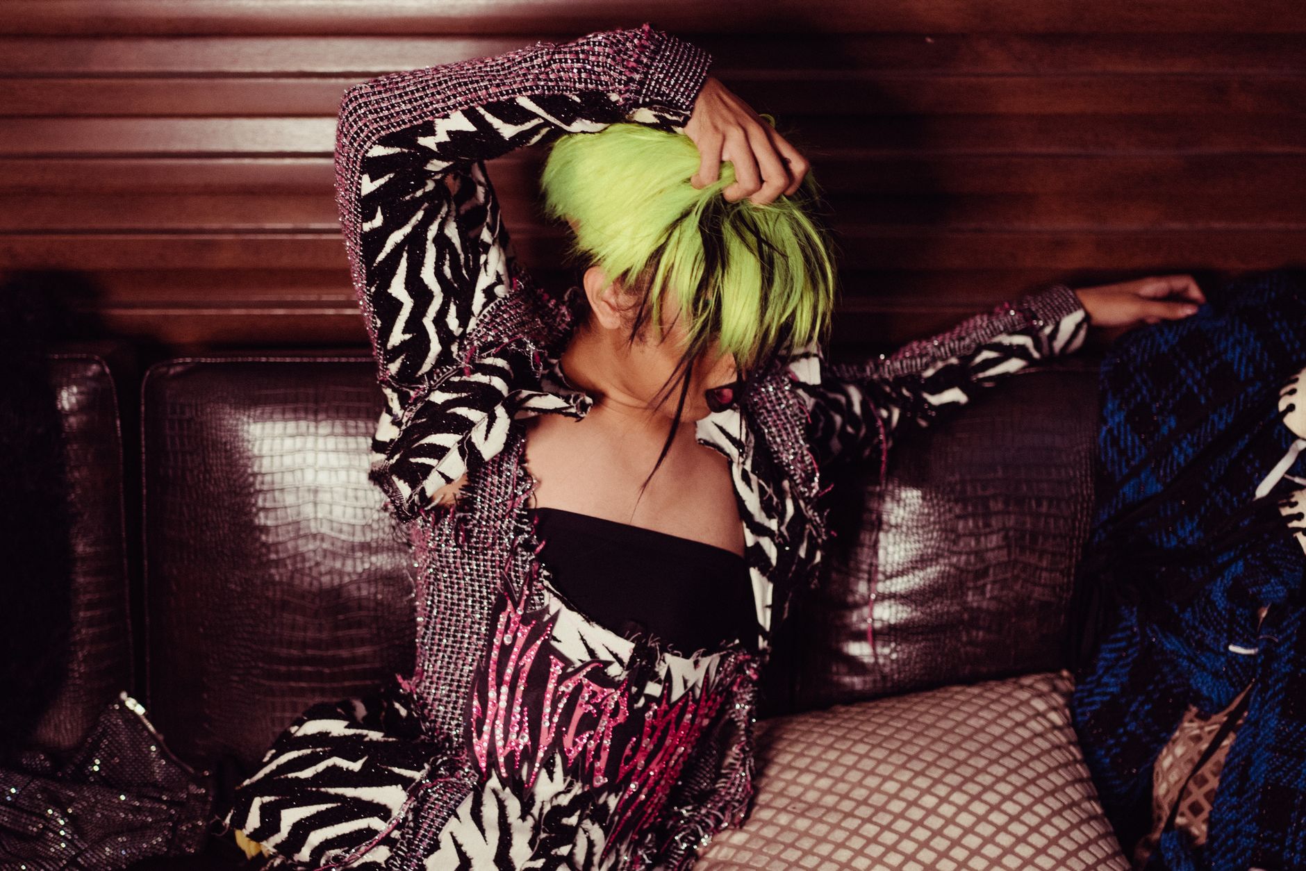 kelly osbourne showcases her