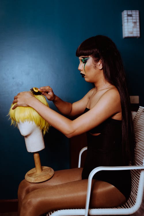 Gratis Transgender Pria Menyiapkan Hairpiece Untuk Penampilan Foto Stok