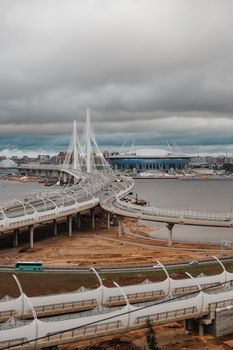 现代桥梁和体育场在多云的天空下构成了一幅风景