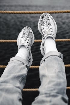 在宁静的水边，时尚的黑白运动鞋带来放松与时尚感