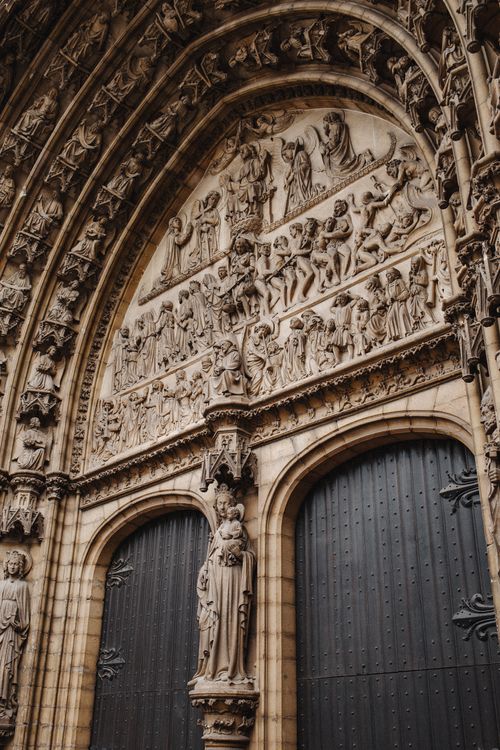 Free Detailed stone reliefs on a Gothic cathedral facade showcasing historical art. Stock Photo