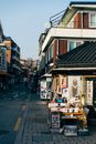 探索一个以当地商店和传统建筑为特色的首尔活力街头市场