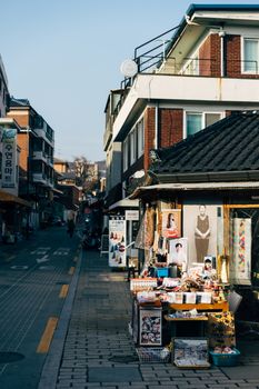 探索一个以当地商店和传统建筑为特色的首尔活力街头市场