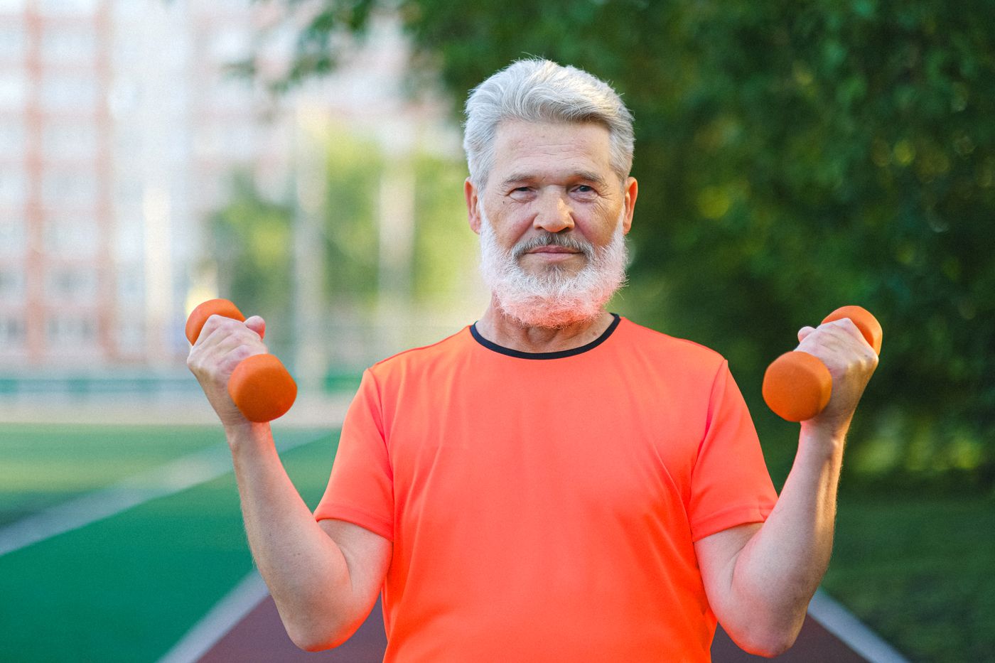 Adulto activo entrenando con energía
