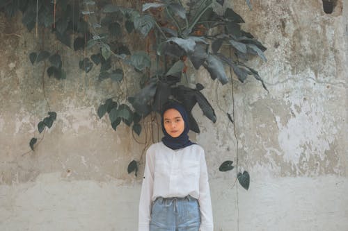 Free Woman near a Concrete Wall Wearing a Hijab Stock Photo