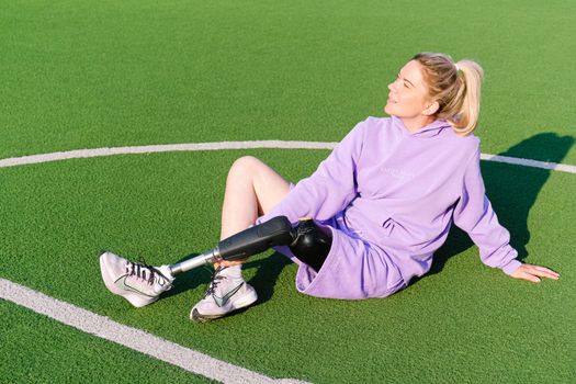 Woman with leg prosthesis on sports court