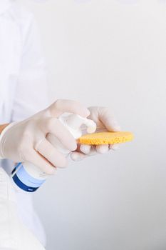 特写镜头展示了一个人将泡沫涂在海绵上，说明护肤准备