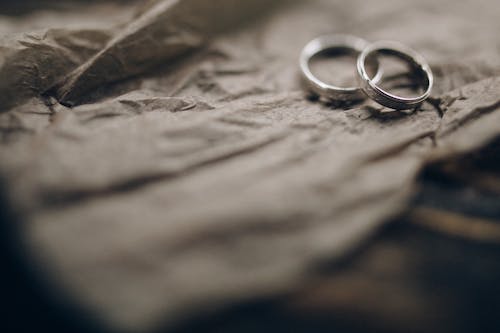 Gratis lagerfoto af ægteskab, binding, sammenkrøllet papir