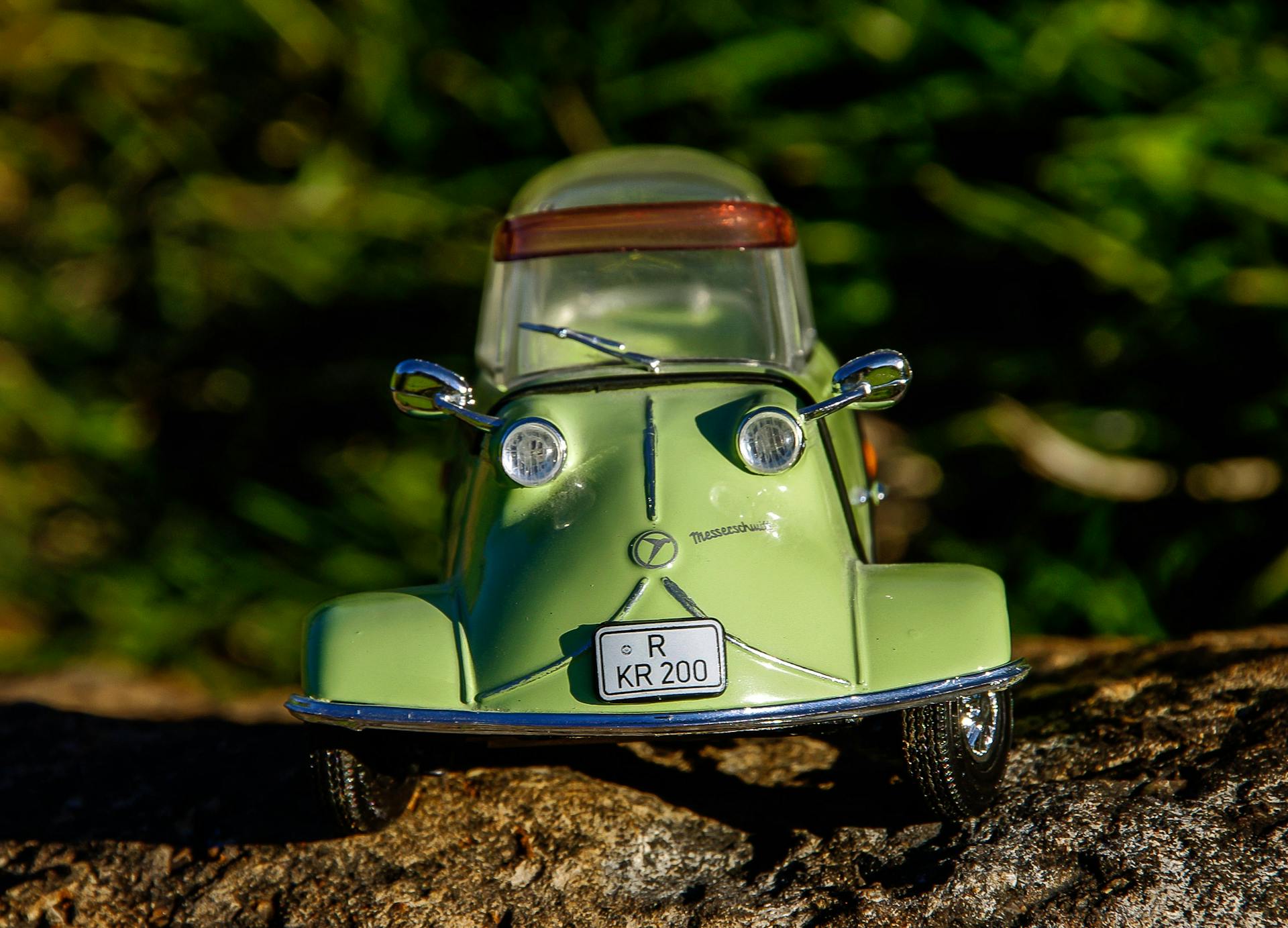 Jouet de voiture en miniature vert et gris