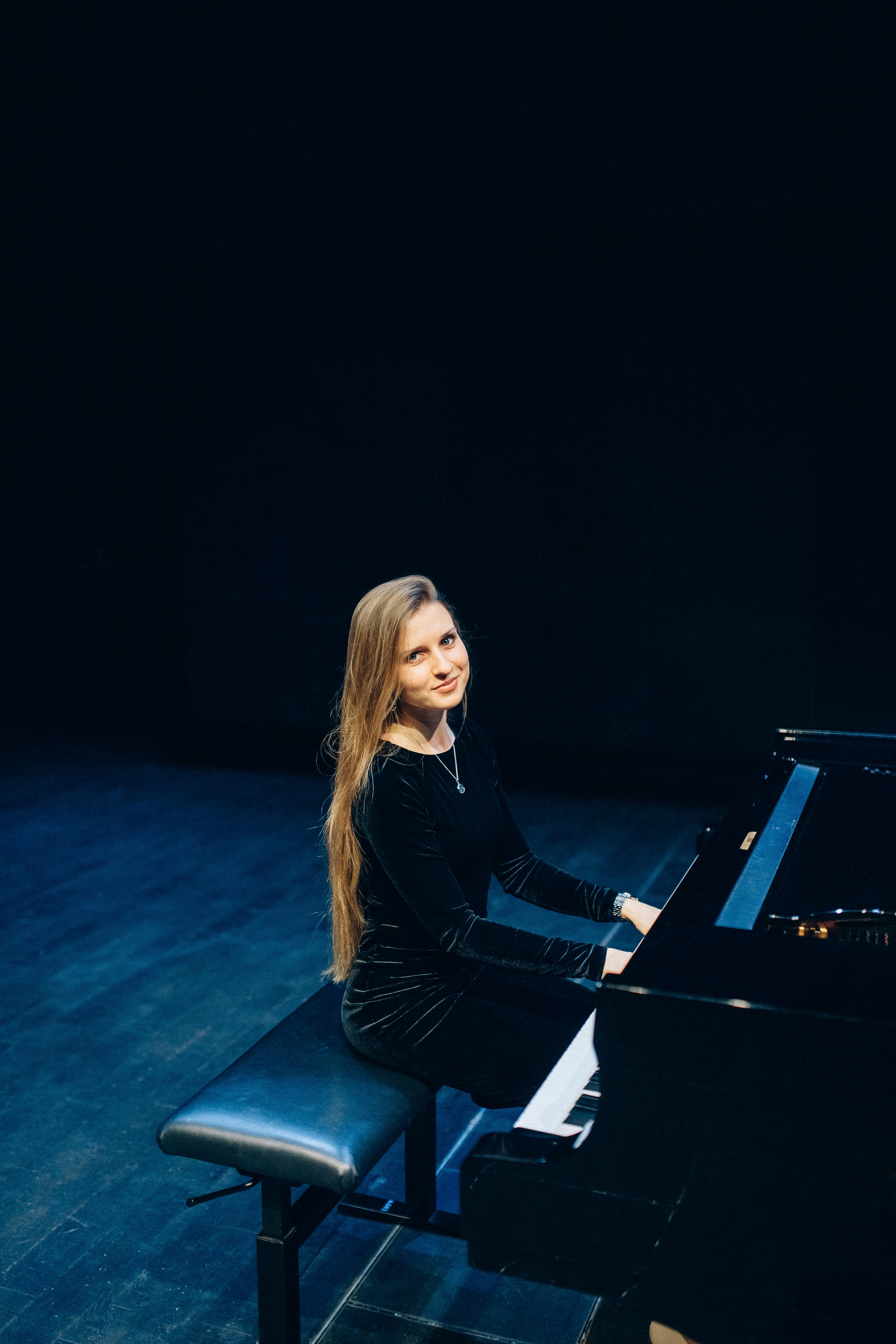 Piano de cauda preto · Foto stock grátisPiano de cauda preto · Foto stock grátis  