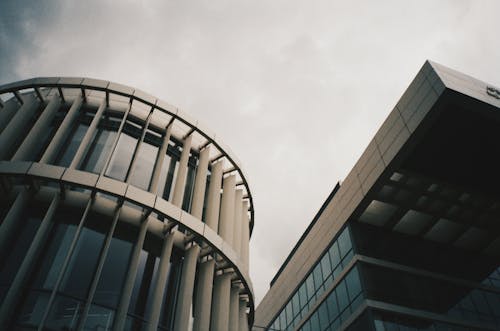 Foto profissional grátis de céu sombrio, construção, exterior do edifício