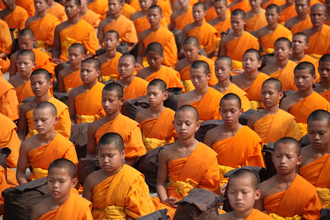 無料 座っている僧侶 写真素材