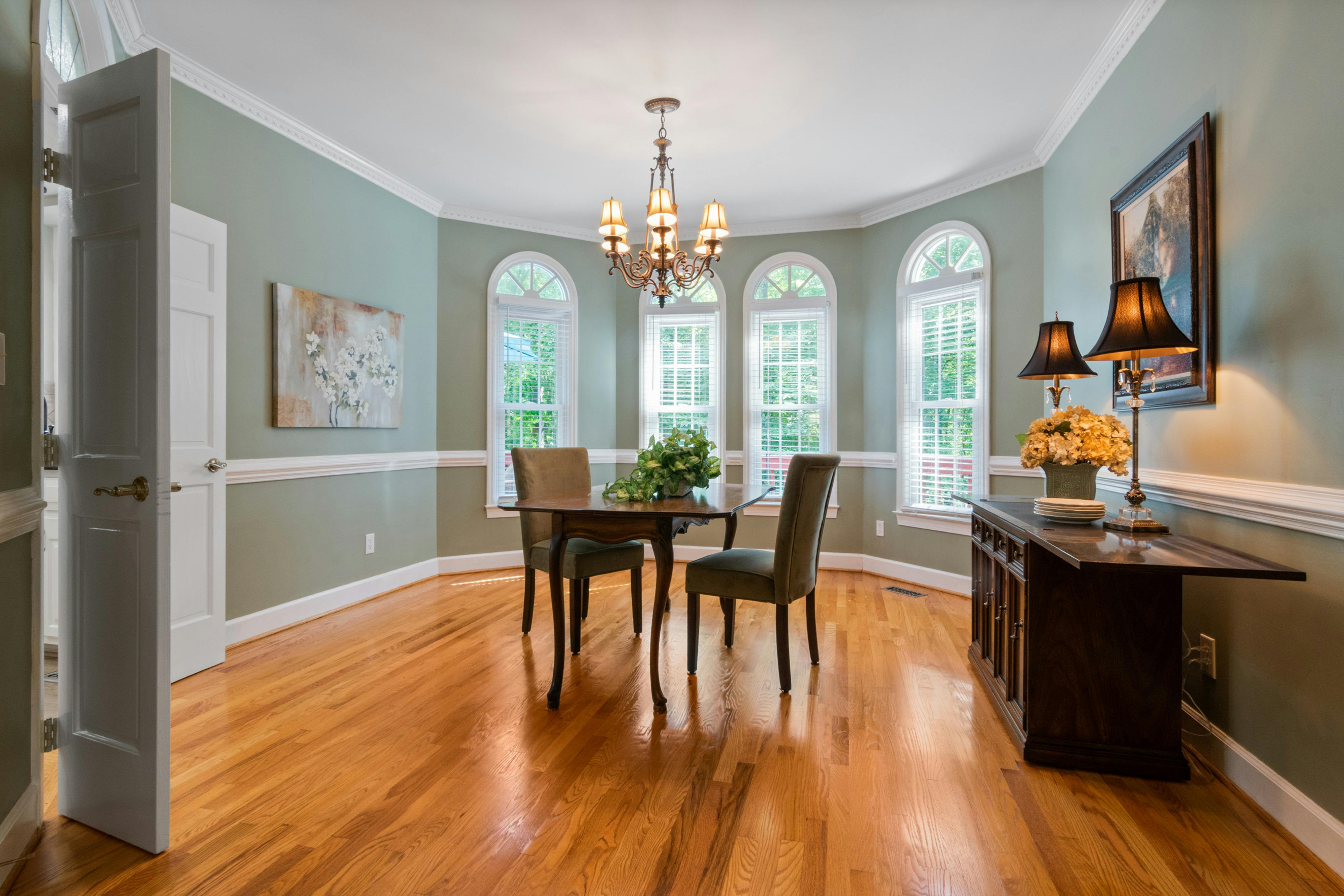 How Restoration Professionals Dry Hardwood Floors