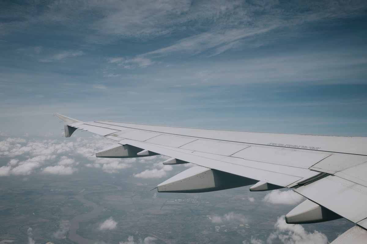 Aripa unui avion de linie deasupra unui strat gros de nori