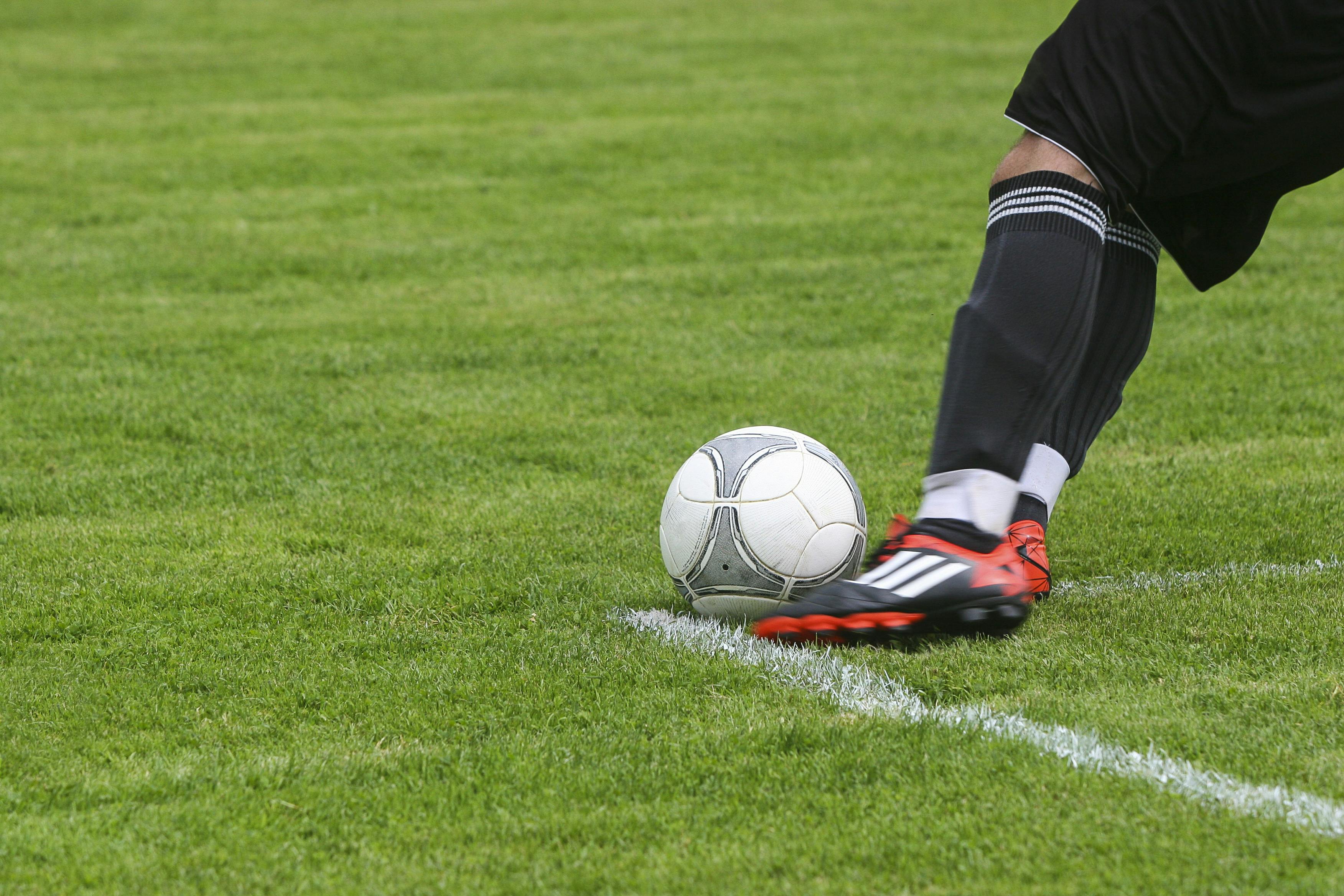 how to kick a soccer ball without hurting your foot