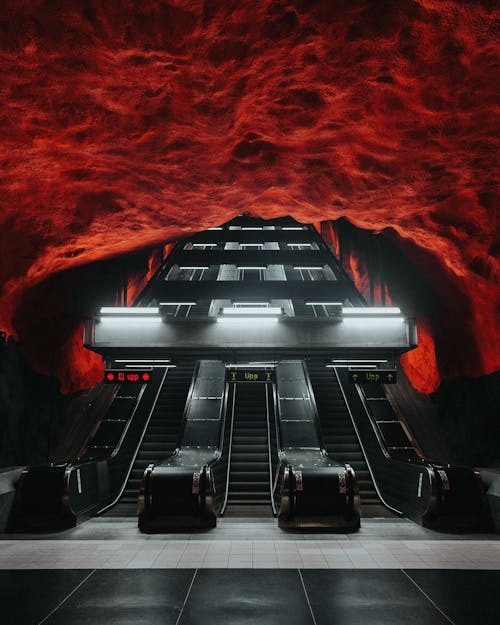 Gratuit Escalator Noir Et Rouge Dans Une Grotte Photos
