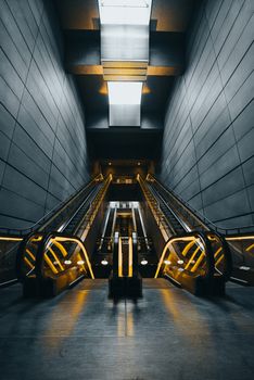 现代城市环境中，自动扶梯的对称视图具有照明特色