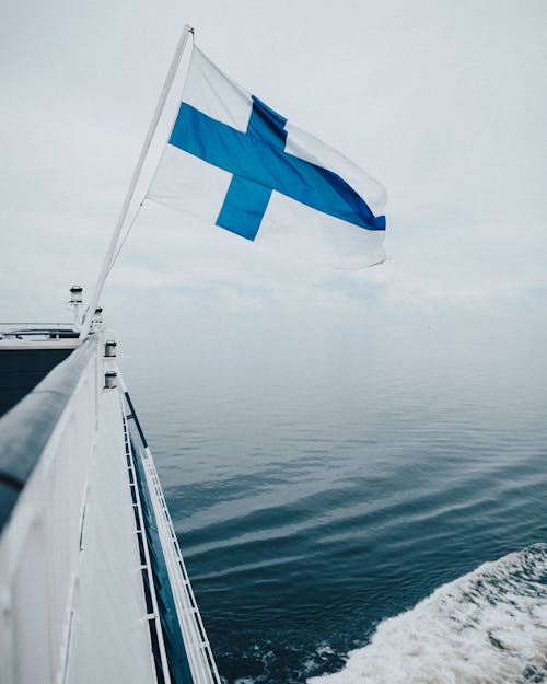 Blaue Und Weiße Flagge Auf Weißem Boot Auf See