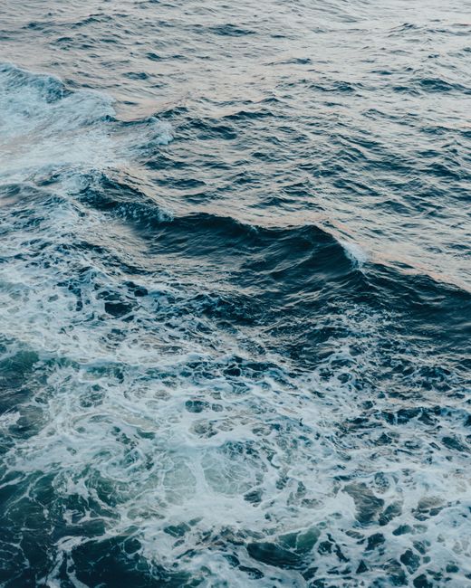 Fotomural Capturadas en detalle, las olas del océano crean una escena vibrante y dinámica.