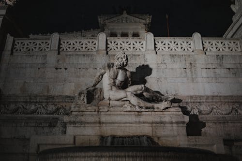 Statua Del Cavallo Di Equitazione Dell'uomo Durante La Notte