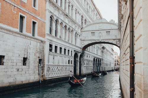 Barca Sul Fiume Vicino Alla Costruzione