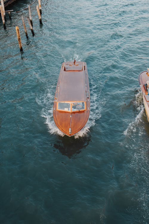 水域の茶色と青のボート