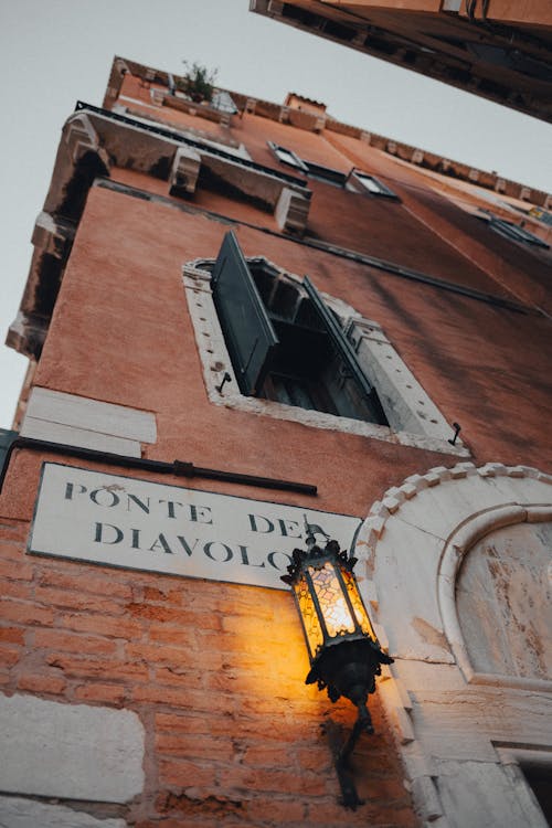 Un'inquadratura Dal Basso Di Un Edificio In Mattoni