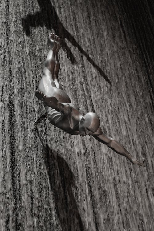 Figurine De Cheval Brun Sur Tronc D'arbre Gris