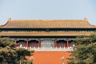 北京紫禁城入口的前视图，展现了中国传统建筑