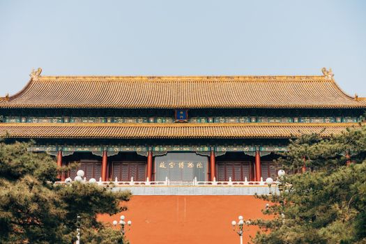 北京紫禁城入口的前视图，展现了中国传统建筑
