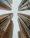 现代摩天大楼以低角度动态视角直指天空