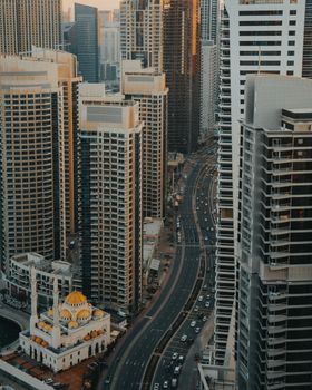 从高空俯瞰迪拜码头，高耸的摩天大楼与繁华的城市街道尽收眼底
