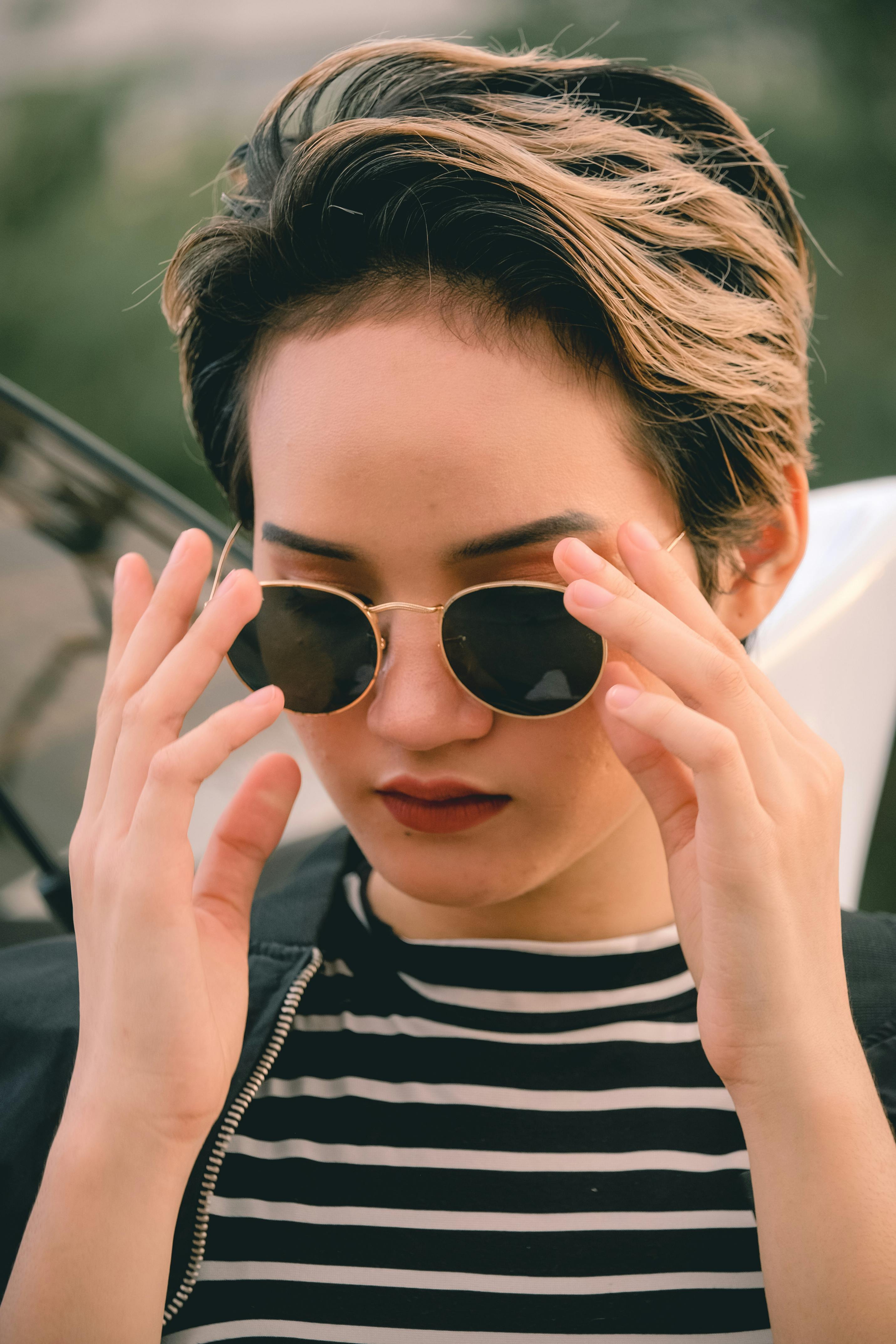 무료 갈색 머리, 개인 스타일, 거리 패션의 무료 스톡 사진