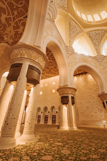 Explore the stunning columns and arches of the Sheikh Zayed Grand Mosque in Abu Dhabi, UAE.