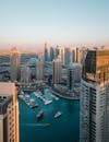 日落时分，从空中俯瞰迪拜码头，摩天大楼与游艇构成的景象令人惊叹，尽显城市优雅