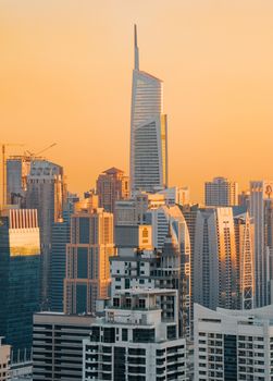 夕阳下，现代摩天大楼的景色壮丽而温暖
