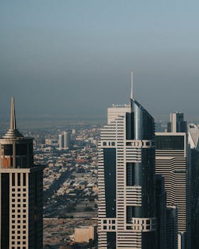 迪拜现代天际线的鸟瞰图令人惊叹，其中包含了赫尔塔等标志性摩天大楼