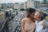 在充满活力的城市背景下，一对模糊的浪漫情侣展示了繁华的街道